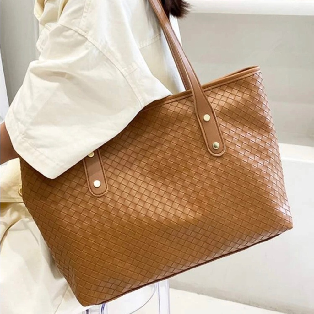 Braided embossed tote 👜 - Picture 4 of 8